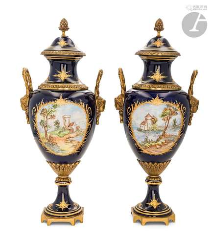 Sèvres (genre de)Paire de vases couverts de forme balustre e...