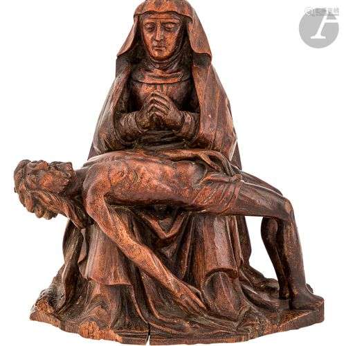 Vierge de Pitié en noyer sculpté.Dans le style du XVIe siècl...