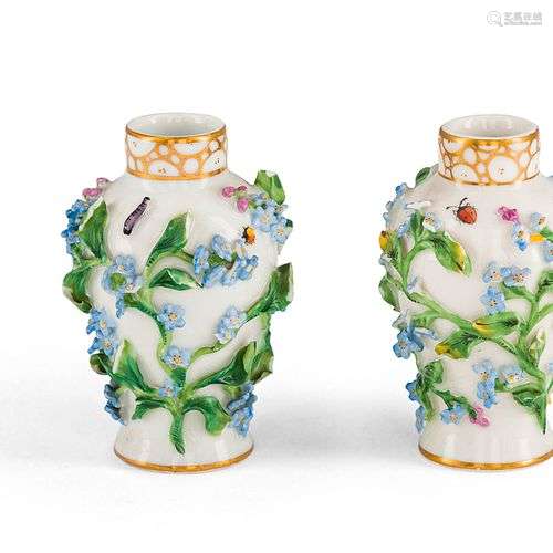 AllemagnePaire de petits vases en porcelaine de forme balust...