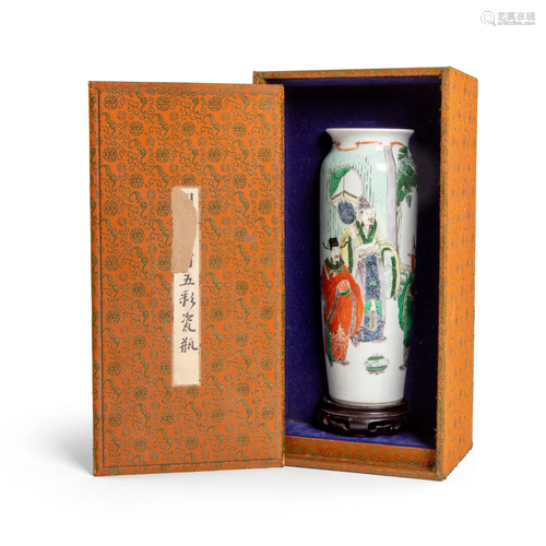 WUCAI 'THREE VISITS TO THE COTTAGE' VASE QING DYNASTY,