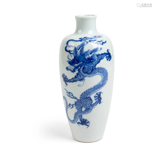 BLUE AND WHITE 'DRAGON' VASE QING DYNASTY, 18TH CENTURY