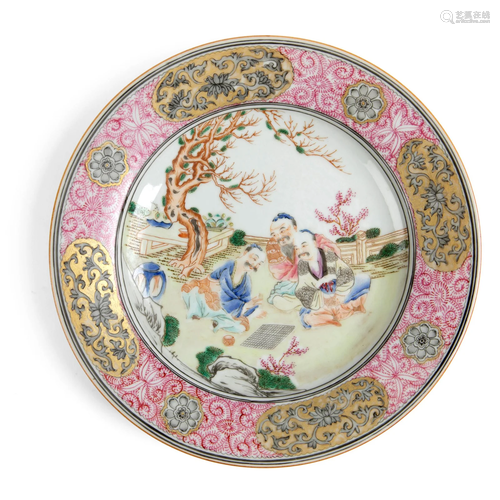 GRISAILLE-DECORATED FAMILLE ROSE 'CHESS' PLATE QING