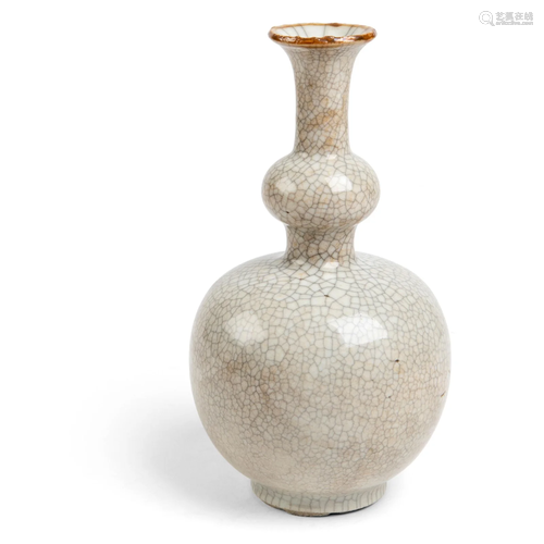 GE-TYPE CRACKLE-GLAZED GOURD-SHAPED VASE QING DYNAS…