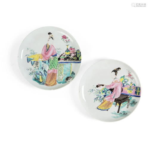 PAIR OF FAMILLE ROSE 'LADY' PLATES QING DYNASTY,