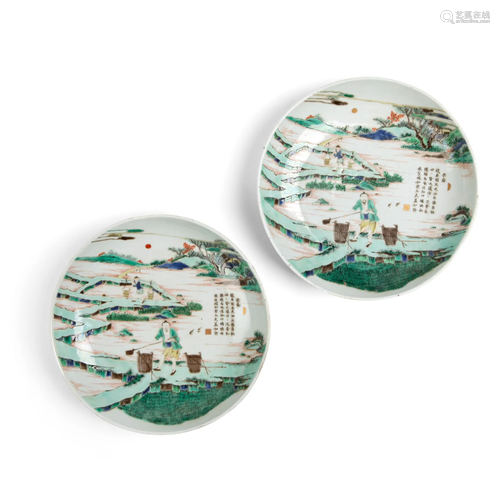 PAIR OF WUCAI CIRCULAR PLATES QING DYNASTY, 18TH