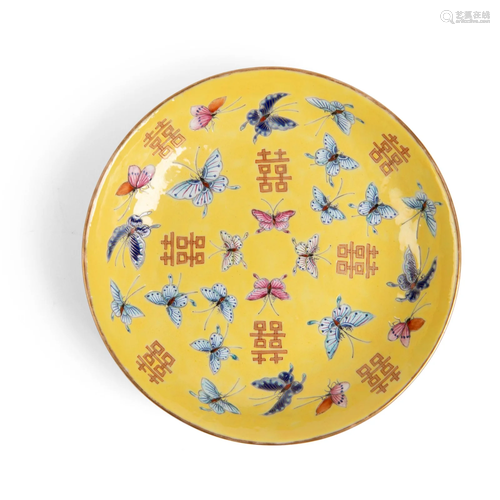 YELLOW-GROUND FAMILLE ROSE PLATE WITH BUTTERFLIES AND