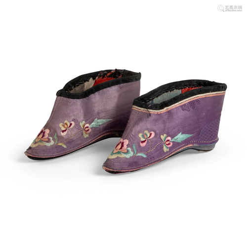 PAIR OF EMBROIDERED LADY'S SHOES LATE QING