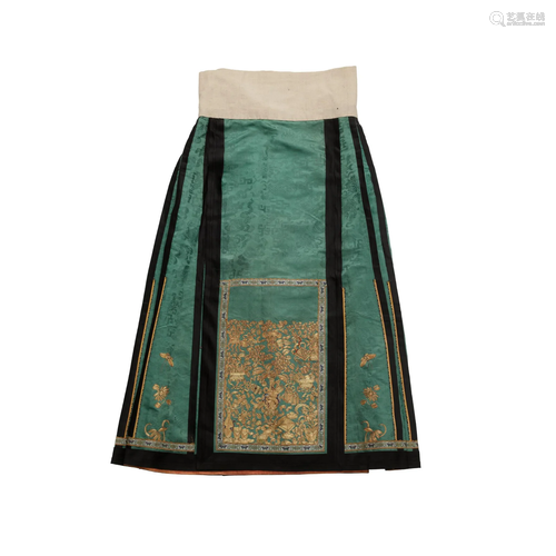 HAN CHINESE WOMAN'S EMBROIDERED GREEN SILK PLEATED