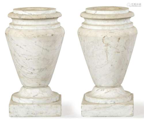 Pair of carved white marble ovoid goblets S. XX Height: 36 c...
