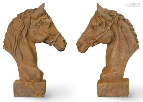 Pair of horse heads for garden, in cast iron S. XX. Height: ...