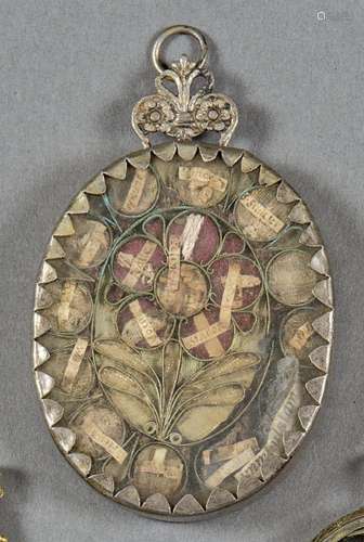 Iron locket, Spain S. XVII. With several relics with their n...