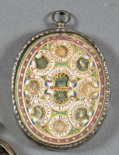 Quadrangular reliquary of gilded silver, Spain S. XVII With ...