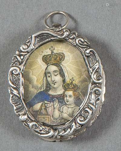 Oval locket of Spanish silver S. XVII. With decoration paint...