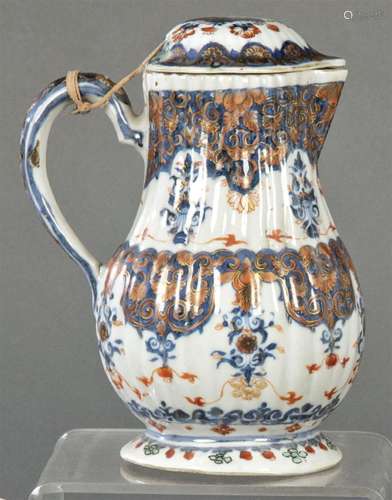 Porcelain coffee pot from the Compania de Indias with esmlat...