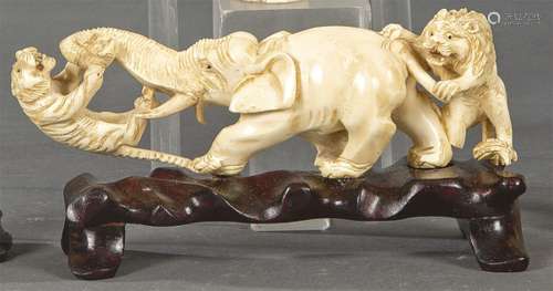 Fighting Animals carved in ivory, China first third S. XX. E...