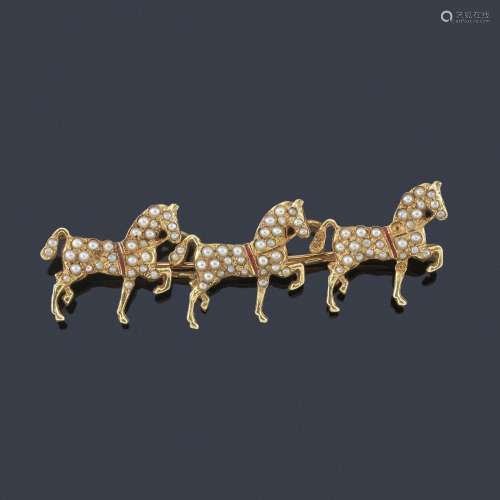 Brooch with the motif of three horses with pearl b…