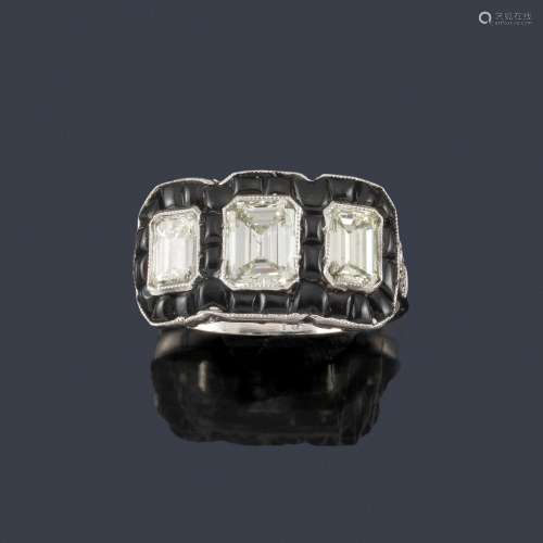 Ring with three emerald cut diamonds of approx. 1.…