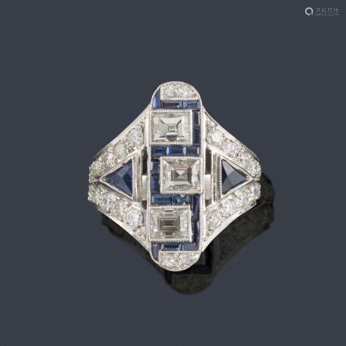 Shuttle ring with three carré-cut diamonds, brilli…