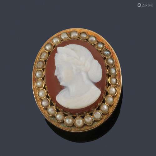 Lapel pin with a cameo motif with a feminine silho…