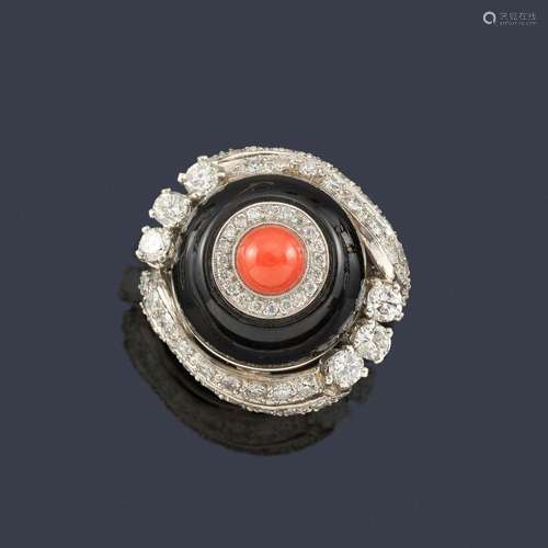 Ring with coral, onyx and diamonds of approx. 2.00…