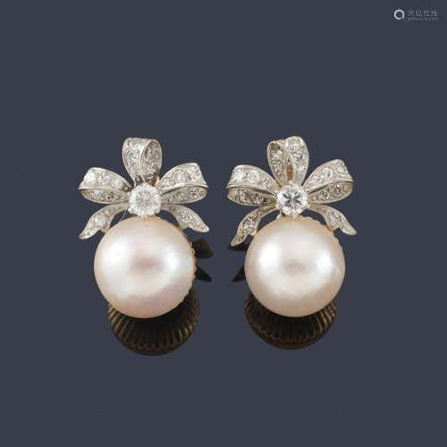 Short earrings with Mabe pearls with a bow-shaped …