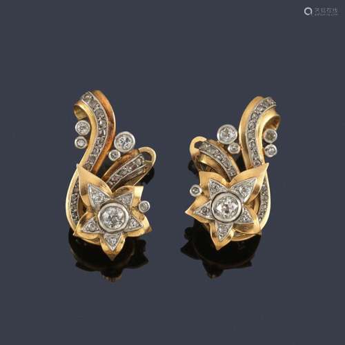 Retro earrings with a star-shaped main motif set w…