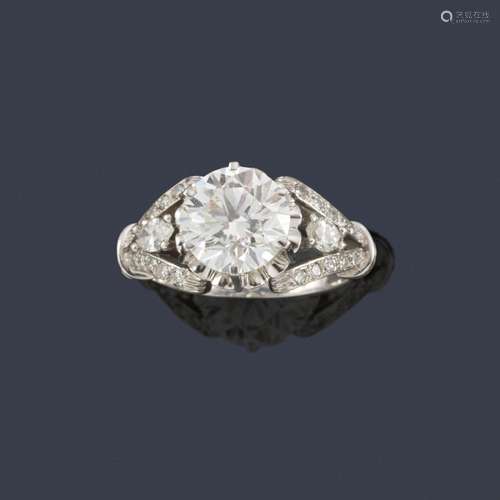 Diamond ring with central brilliant of 2.50 ct wit…