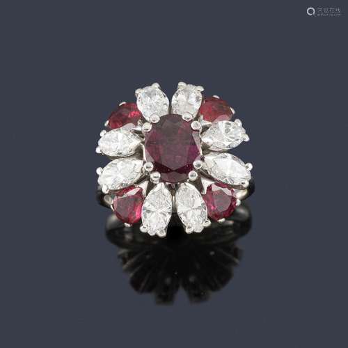 Rosette ring with oval cut rubies and approx. 2.20…