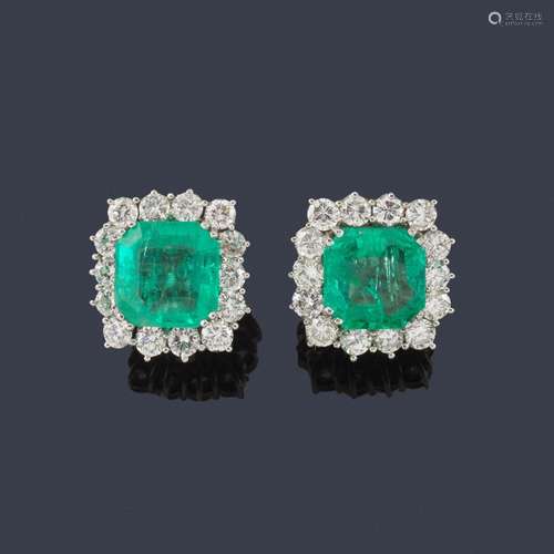 Short earrings with a pair of emeralds of approx. …