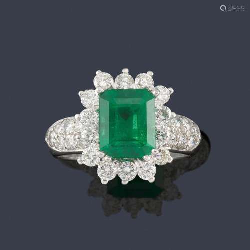 Ring with central emerald of approx. 2.40 ct with …