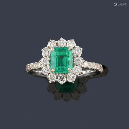 Ring with emerald approx. 1.07 ct with diamonds bo…