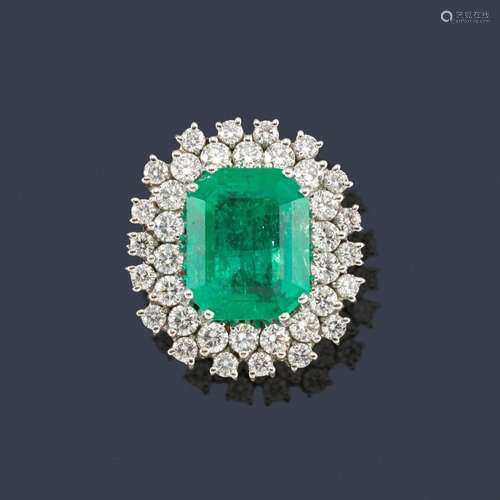 Ring with Colombian central emerald of approx. 7.9…