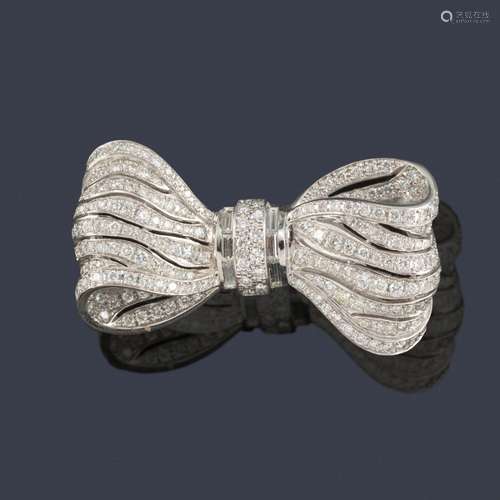 Bow brooch with brilliant and baguette cut diamond…