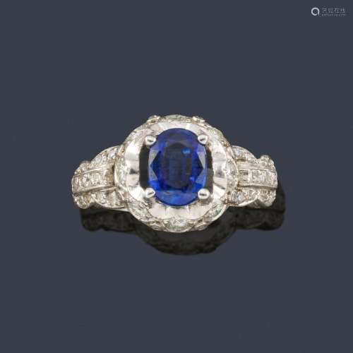 Ring with oval cut sapphire of approx. 1.20 ct in …