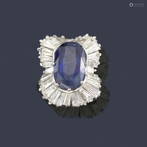 Ring with oval cut sapphire of approx. 5.76 ct wit…