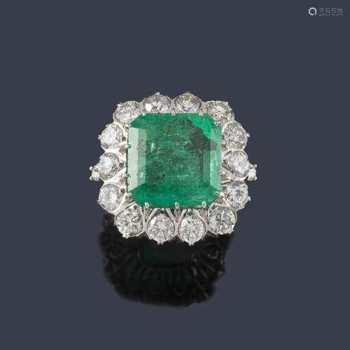 Ring with emerald approx. 9.22 ct with diamonds bo…