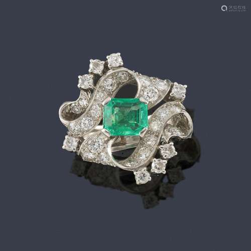 Ring with central emerald of approx. 0.80 ct with …