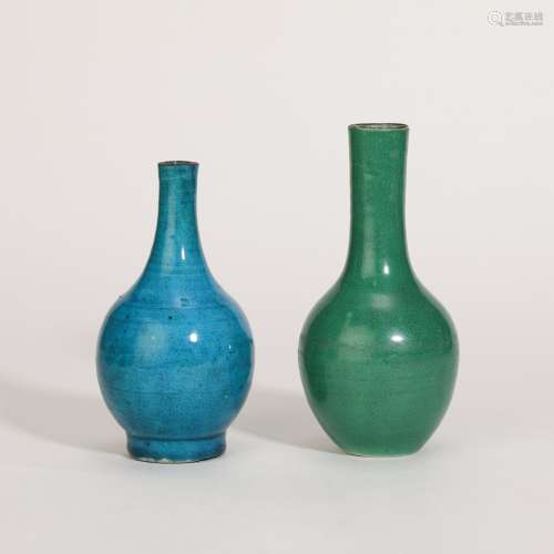 清十八世纪 瓜皮绿釉小天球瓶、孔雀蓝釉小瓶一组两只