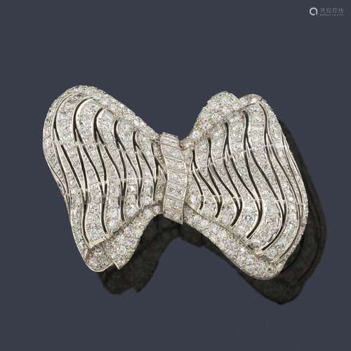 Bow brooch with wave design and bands of approx. 8…