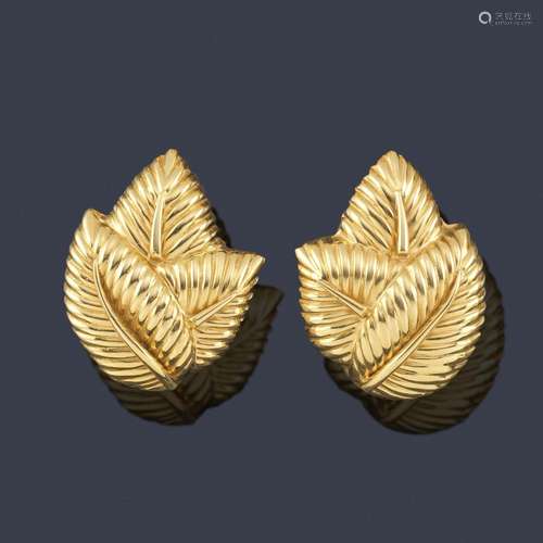 Short leaf-shaped earrings in 18K yellow gold. …