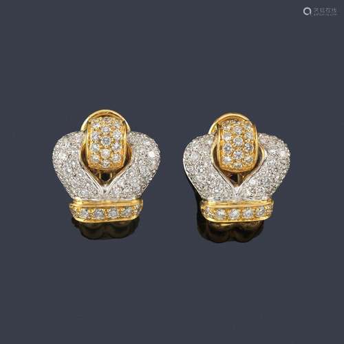 Short earrings with diamonds of approx. 3.24 ct in…