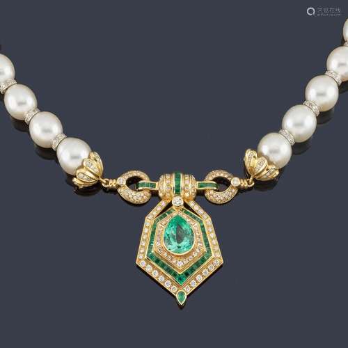 Necklace with a strand of Australian pearls of app…