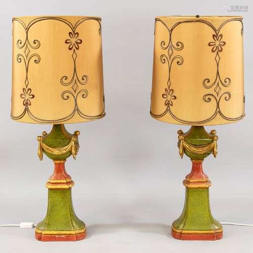 Paire de lampadaires, 20ème siècle, en bois, polychrome et p...