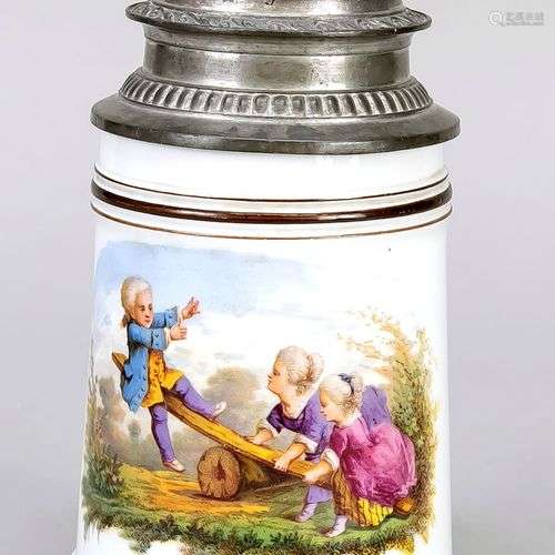 Pichet en porcelaine avec peinture douce, vers 1900. Enfants...