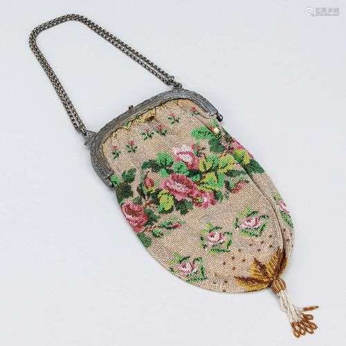 Sac en perles, fin du XIXe siècle, décor de roses en fleurs,...