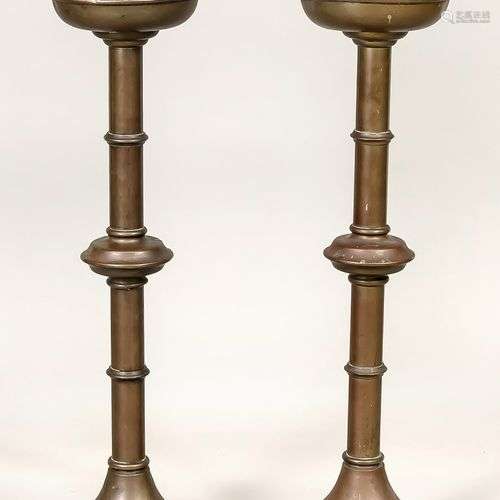 Paire de chandeliers, fin du XIXe siècle, en laiton. Fût ave...