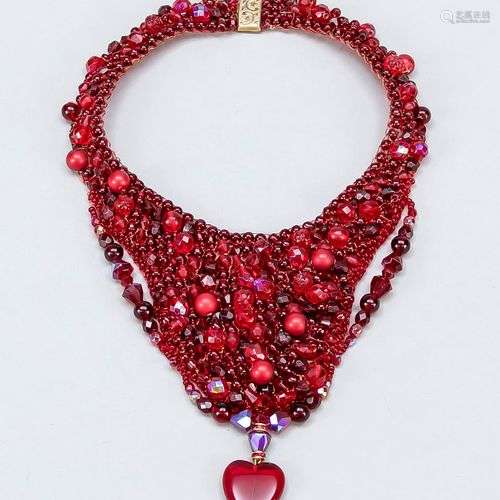 Collier de perles rouges, 20e siècle, avec pendentif en form...