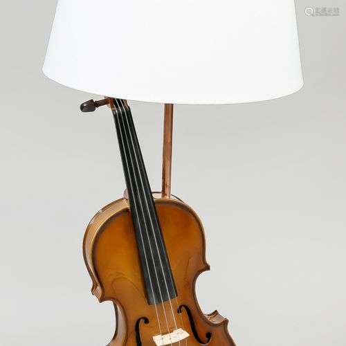 Lampe violon (Mariage), perforée par un tube de cuivre, viol...