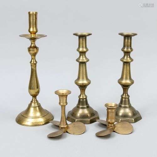 Ensemble de 5 chandeliers, 19ème/20ème siècle, en laiton. Pa...