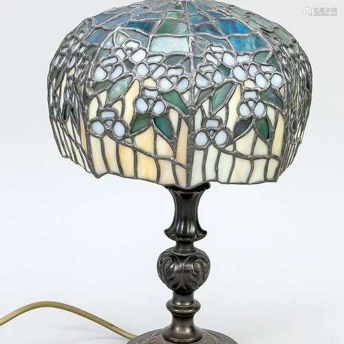 Lampe de table de style Tiffany, 20e s., base profilée et or...